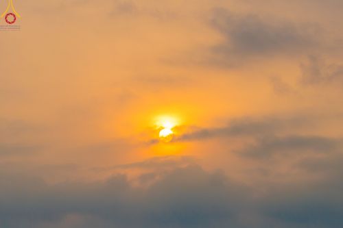 ภาพ No.78791:พิธีตักบาตร ข้าวสารอาหารแห้ง พิธีบูชาข้าวพระ ในวันอาทิตย์ต้นเดือนที่ 2 เมษายน พ.ศ. 2566