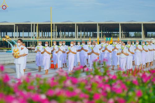 ภาพ No.82642:พิธีเวียนประทักษิณ, พิธีวันทาเจดีย์ ณ มหาธรรมกายเจดีย์  พิธีบรรพชาหมู่พระพี่เลี้ยงเข้าพรรษา, ธรรมทายาทอุดมศึกษา รุ่นที่ 50(ภาคฤดูฝน) และธรรมทายาทพุทธศาสตร์สากล รุ่นที่ 7 (ภาคฤดูฝน) วันเสาร์ที่ 17 มิถุนายน พ.ศ. 2566 ณ  โบสถ์พระไตรปิฎก วัดพระธรรมกาย จ.ปทุม