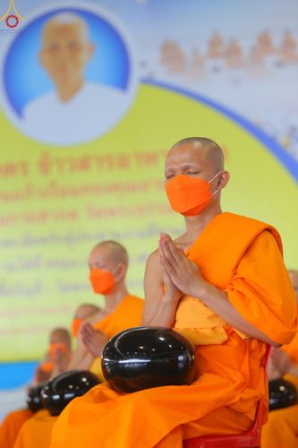 ภาพ No.82937:พิธีตักบาตร ณ บ้านแก้วเรือนทองคุณยายอาจารย์ฯ พิธีบูชาข้าวพระ ณ สภาธรรมกายสากล วัดพระธรรมกาย ในวันอาทิตย์ต้นเดือนที่ 2 ก.ค. พ.ศ.2566