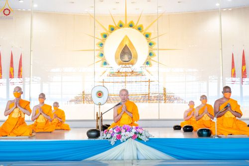 ภาพ No.81462:พิธีตักบาตร ข้าวสารอาหารแห้ง และพิธีบูชาข้าวพระ ณ สภาธรรมกายสากล วัดพระธรรมกาย วันเสาร์ที่ 3 มิถุนายน 2566