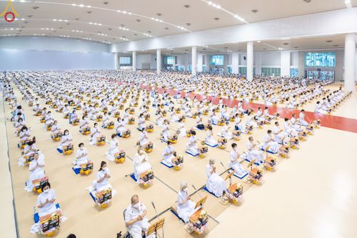 ภาพ No.84443:พิธีถวายผ้าอาบน้ำฝนและประทีปโคมไฟ ในวันอาสาฬหบูชา ณ ห้องแก้วสารพัดนึก 1 วัดพระธรรมกาย วันอังคารที่ 1 สิงหาคม พ.ศ. 2566