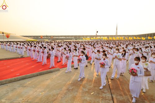 ภาพ No.79081:พิธีอัญเชิญองค์พระบรมพุทธเจ้า 24 องค์ เวียนประทักษิณรอบพระมหาธรรมกายเจดีย์ ณ วัดพระธรรมกาย  วันที่ 2 เมษายน พ.ศ. 2566