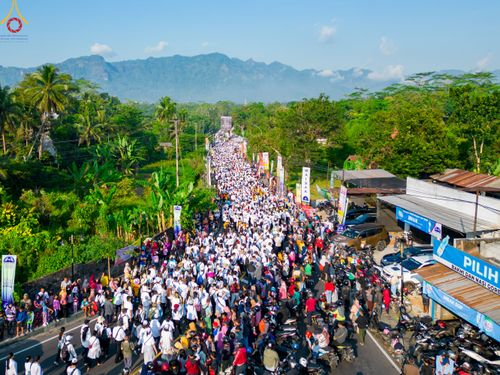ภาพ No.81946:พิธีจุดวิสาขประทีป 22,000 ดวงและโคมลอย 3,000 ดวง ( Festival  lampion Vesak Indonesia) ณ มหาเจดียบรมพุทโธ อินโดนีเซีย  วันอาทิตย์ที่ 4 มิ.ย. พ.ศ.2566