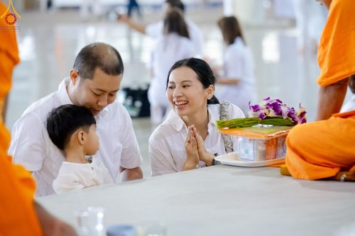 ภาพ No.207398:พิธีตักบาตร และปฏิบัติธรรมช่วงสาย ในวันมาฆบูชา วันพุธที่ 12 กุมภาพันธ์ พ.ศ. 2568 ณ วัดพระธรรมกาย จังหวัดปทุมธานี