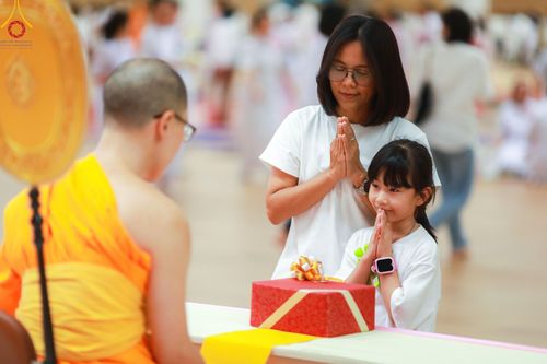 ภาพ No.153361:พิธีมุทิตาสักการะ พระภิกษุ-สามเณร ผู้สอบไล่ได้เปรียญธรรม ประโยค 1-2 ถึงประโยค ป.ธ.9 และบาลีศึกษา ประโยค1-2 ถึง บ.ศ.9 , พิธีมอบดวงแก้วสามเณรผู้ทรงบาลีไวยากรณ์ วัดพระธรรมกาย และ ศูนย์ส่งเสริมศีลธรรมในประเทศและต่างประเทศ วันอาทิตย์ที่ 8 กันยายน พ.ศ.2567