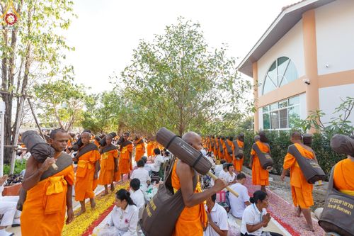 ภาพ No.193423:พิธีต้อนรับพระธรรมยาตรา ณ อนุสรณ์สถาน สถานที่เกิดในเพศสมณะ วัดสองพี่น้อง อำเภอสองพี่น้อง จังหวัดสุพรรณบุรี ในโครงการธรรมยาตรา กตัญญูบูชา มหาปูชนียาจารย์ พระมงคลเทพมุนี(สด จนฺทสโร) พระผู้ปราบมาร อนุสรณ์สถาน 7 แห่ง ปีที่ 13 วันที่ 11 มกราคม พ.ศ. 2568