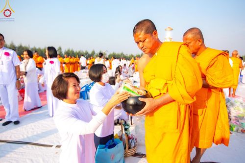 ภาพ No.201192:พิธีตักบาตรพระธรรมยาตรา ณ อนุสรณ์สถานลำดับที่ 5 สถานที่เผยแผ่วิชชาธรรมกายครั้งแรก อนุสรณ์สถานบางปลา วัดบางปลา อำเภอบางเลน จังหวัดนครปฐม ในโครงการธรรมยาตรา กตัญญูบูชา มหาปูชนียาจารย์ พระมงคลเทพมุนี(สด จนฺทสโร) พระผู้ปราบมาร อนุสรณ์สถาน 7 แห่ง ปีที่ 13