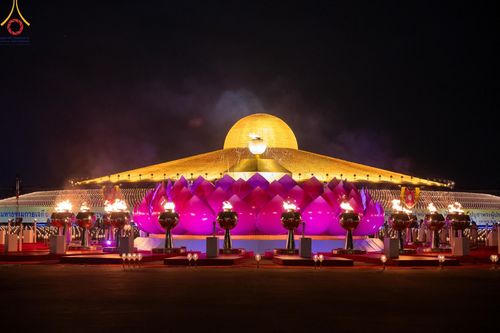 ภาพ No.160747:พิธีจุดประทีป 20,000 ดวง บูชาพระมหาธรรมกายเจดีย์ และบูชาพระมงคลเทพมุนี (สด จนฺทสโร) พระผู้ปราบมาร ณ ลานธรรม พระมหาธรรมกายเจดีย์ วัดพระธรรมกาย จ.ปทุมธานี วันที่ 10 ตุลาคม พ.ศ. 2567