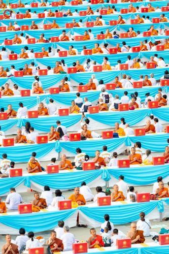 ภาพ No.221725:วันอังคารที่ 22 เมษายน พ.ศ. 2568 ภาพพิธีถวายมหาสังฆทานคณะสงฆ์ 40,000 กว่าวัดทั่วประเทศ เนื่องในวันคุ้มครองโลก ชุดที่ 2 (ปลื้มให้สมการรอคอย) ณ ลานธรรมพระมหาธรรมกายเจดีย์ วัดพระธรรมกาย