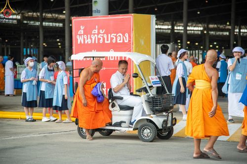 ภาพ No.58984:V.40 ภัตตาหารพระหมื่นวัด เราจัดให้ การปฏิบัติงานของเจ้าหน้าที่และอาสาสมัคร เพื่อรับบุญในการถวายภัตตาหาร แด่คณะสงฆ์ 10,000 กว่าวัดทั่วประเทศ ที่มาร่วมงานวันคุ้มครองโลก จันทร์ที่ 22 เมษายน พ.ศ. 2567 ณ วัดพระธรรมกาย