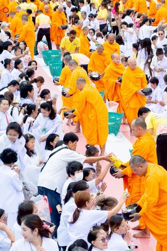 ภาพ No.242051:วันอาทิตย์ที่ 31 สิงหาคม พ.ศ. 2568 พิธีทำบุญแด่คณะสงฆ์ 122 รูป ฉลอง 121 ปี อำเภอคลองหลวง จ.ปทุมธานี เพื่อนำส่งช่วยเหลือคณะสงฆ์ 323 วัด 4 จังหวัดชายแดนภาคใต้ และช่วยเหลือประชาชนจากเหตุปะทะ แนวชายแดนไทย-กัมพูชา ณ บริเวณหน้าที่ว่าการอำเภอคลองหลวง 