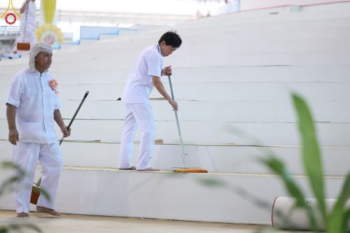 ภาพ No.59804:V.39 ทุ่มสุดใจ ธรรมชัย 80 ปี การเตรียมงาน การปฏิบัติงาน ของเจ้าหน้าที่หน่วยงานต่างๆ เพื่อพิธีฉลองอายุวัฒนมงคล 80 ปี หลวงพ่อธัมมชโย และรับถวายมหาสังฆทาน 10,000 กว่าวัดทั่วประเทศ ในวันคุ้มครองโลก จันทร์ที่ 22 เมษายน พ.ศ. 2567