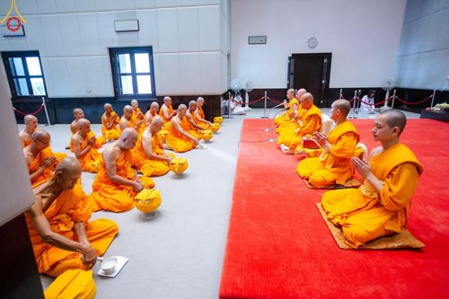 ภาพ No.159866:พิธีตัดปอยผมปลงผมนาคธรรมทายาท, พิธีบรรพชาอุปสมบทหมู่ โครงการอุปสมบทหมู่บูชาธรรม 140 ปี พระมงคลเทพมุนี (สด จนฺทสโร) ณ โบสถ์พระไตรปิฏก วัดพระธรรมกาย วันเสาร์ที่ 5 ตุลาคม พ.ศ. 2567