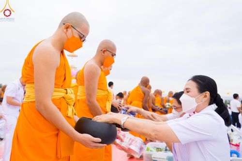 ภาพ No.118631:พิธีตักบาตรพระธรรมยาตรา ปีที่ 12 ณ อนุสรณ์สถานลำดับที่ 5 สถานที่เผยแผ่วิชชาธรรมกายครั้งแรก อนุสรณ์สถานบางปลา จ.นครปฐม วันที่ 25 มกราคม พ.ศ. 2567