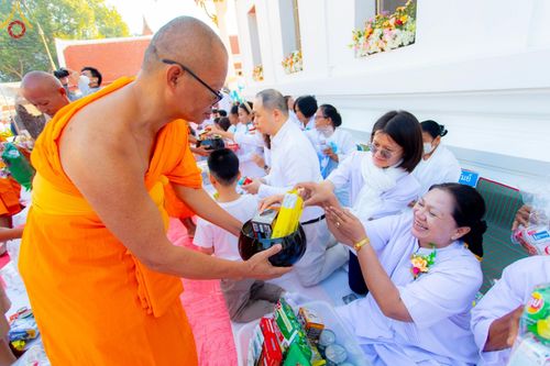 ภาพ No.197803:พิธีตักบาตรพระธรรมยาตรา ณ อนุสรณ์สถานลำดับที่ 4 สถานที่เกิดด้วยกายธรรม วัดโบสถ์(บน) ต.บางคูเวียง จ.นนทบุรี ในโครงการธรรมยาตรา กตัญญูบูชา มหาปูชนียาจารย์ พระมงคลเทพมุนี(สด จนฺทสโร) พระผู้ปราบมาร อนุสรณ์สถาน 7 แห่ง ปีที่ 13 วันที่ 19 มกราคม พ.ศ. 2568