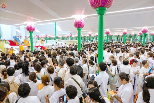 ภาพ No.330910:วันวิสาขบูชา อาทิตย์ที่ 31 พฤษภาคม พ.ศ.2569 พิธีบรรพชาสามเณรอุบาสก 11 ท่าน , พิธีถวายบาตรผ้าไตร และจตุปัจจัยไทยธรรม แด่สามเณร , พิธีอุปสมบทอุทิศชีวิต , พิธีกล่าวคำกัปปิยภัณฑ์  ณ อุโบสถพระไตรปิฎก วัดพระธรรมกาย จังหวัดปทุมธานี