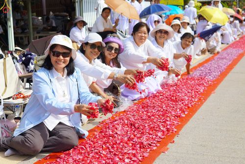 ภาพ No.287413:วันที่ 3 มกราคม พ.ศ. 2569 พิธีต้อนรับพระธรรมยาตรา ในโครงการธรรมยาตรา กตัญญูบูชา มหาปูชนียาจารย์ พระมงคลเทพมุนี(สด จนฺทสโร) พระผู้ปราบมาร อนุสรณ์สถาน 7 แห่ง ปีที่ 14 ณ อนุสรณ์สถานมหาวิหารพระมงคลเทพมุนี (โลตัสแลนด์) อ.สองพี่น้อง จ.สุพรรณบุรี
