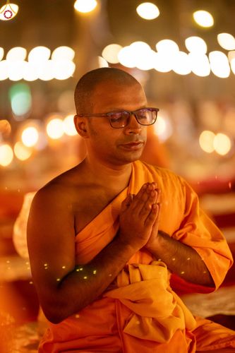 ภาพ No.290225:วันที่ 6 มกราคม พ.ศ. 2569 พิธีจุดประทีปถวายเป็นพุทธบูชา และบูชาธรรมมหาปูชนียาจารย์ (ภาพชุดที่ 2) ณ อนุสรณ์สถานมหาวิหารพระมงคลเทพมุนี (โลตัสแลนด์) อ.สองพี่น้อง จ.สุพรรณบุรี ในโครงการธรรมยาตรา กตัญญูบูชา มหาปูชนียาจารย์ พระมงคลเทพมุนี(สด จนฺทสโร) พระผู้ปรา