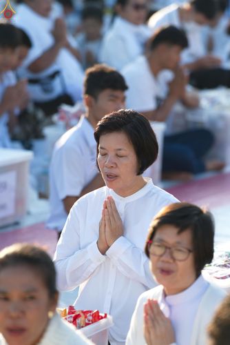 ภาพ No.282664:วันเสาร์ที่ 20 ธันวาคม พ.ศ.2568 พิธีตักบาตรพระ 10,000 รูป (ชุด 2) เนื่องในโอกาส 194 ปี จังหวัดกาญจนบุรี และอุทิศส่วนกุศลให้แด่บรรพชนทั้งหลาย บริเวณถนนสองแคว (Skywalk) เมืองกาญจนบุรี