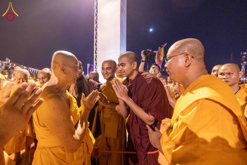 ภาพ No.312458:วันอังคารที่ 3 มีนาคม พ.ศ.2569 พิธีเวียนประทักษิณและจุดมาฆประทีป (ภาพชุดที่ 2) ณ ลานธรรมพระมหาธรรมกายเจดีย์ วัดพระธรรมกาย