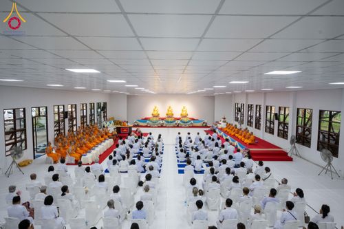 ภาพ No.160932:พิธีเจริญพระพุทธมนต์ และปิดแผ่นทองรูปเหมือน พระเดชพระคุณพระมงคลเทพมุนี (สด จนฺทสโร) พระผู้ปราบมาร จำนวน 3 องค์ วันเสาร์ที่ 5 ตุลาคม พ.ศ. 2567 ณ อาคารปลูกศรัทธา 2 (ชานชลาเดิม) วัดพระธรรมกาย อ.คลองหลวง จ.ปทุมธานี