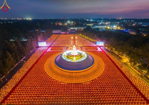 ภาพ No.109706:พิธีจุดประทีปถวายเป็นพุทธบูชา และบูชาธรรมมหาปูชนียาจารย์ วันที่ 10 มกราคม พ.ศ. 2567 ณ อนุสรณ์สถานคลองบางนางแท่น อ.สามพราน จ.นครปฐม