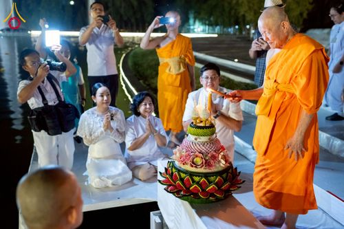 ภาพ No.266429:วันพุธที่ 5 พฤศจิกายน พ.ศ. 2568 (วันพระ ขึ้น 15 ค่ำ เดือน 12) พิธีลอยกระทงธรรม  ณ สระมหาเศรษฐีทะเลบุญ มหาวิหารพระมงคลเทพมุนี วัดพระธรรมกาย จ.ปทุมธานี