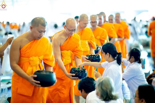 ภาพ No.240530:วันพุธที่ 27 สิงหาคม พ.ศ. 2568 พิธีตักบาตร ในวันธรรมชัย ณ วัดพระธรรมกาย จ.ปทุมธานี