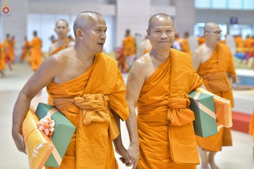 ภาพ No.233900:วันเสาร์ที่ 19 กรกฎาคม พ.ศ.2568 วันมหารำลึก ครั้งที่ 35 พิธีรำลึกถึงนักสร้างบารมี , พิธีสวดพระพุทธมนต์ , พิธีทอดผ้าบังสกุลและถวายไทยธรรม วัดพระธรรมกาย