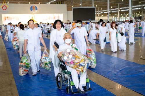 ภาพ No.207365:พิธีตักบาตร และปฏิบัติธรรมช่วงสาย ในวันมาฆบูชา วันพุธที่ 12 กุมภาพันธ์ พ.ศ. 2568 ณ วัดพระธรรมกาย จังหวัดปทุมธานี