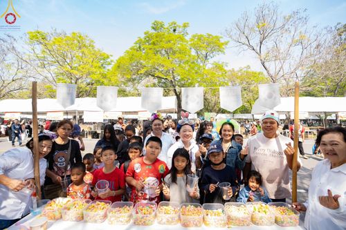 ภาพ No.193997:วัดพระธรรมกาย จัดงานวันเด็กแห่งชาติ ประจำปี พ.ศ.2568 ออกร้านอาหาร 200 ร้าน มอบของขวัญหลายหมื่นชิ้น วันที่ 12 มกราคม พ.ศ. 2568 วัดพระธรรมกาย อ.คลองหลวง จ.ปทุมธานี