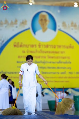 ภาพ No.223473:วันวิสาขบูชา วันอาทิตย์ที่ 11 พฤษภาคม พ.ศ. 2568 พิธีตักบาตร และปฎิบัติธรรม ณ สภาธรรมกายสากล วัดพระธรรมกาย