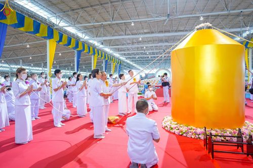 ภาพ No.86971:พิธีตักบาตร , พิธีบูชาข้าวพระ , พิธีจุดเทียนใจ ไฟนิรันดร์ อนันตชัย ในวันอาทิตย์ต้นเดือน 3 กันยายน พ.ศ. 2566 ณ วัดพระธรรมกาย