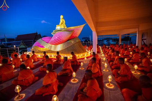 ภาพ No.201702:พิธีจุดประทีปถวายเป็นพุทธบูชา และบูชาธรรมมหาปูชนียาจารย์ ณ อาคารธรรมยาตรา กตัญญูบูชามหาปูชนียาจารย์ ตรงข้ามวัดปากน้ำภาษีเจริญ จ.กรุงเทพมหานคร ในโครงการธรรมยาตรา กตัญญูบูชา มหาปูชนียาจารย์ พระมงคลเทพมุนี(สด จนฺทสโร) พระผู้ปราบมาร อนุสรณ์สถาน 7 แห่ง