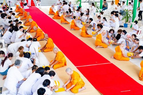 ภาพ No.159833:พิธีตัดปอยผมปลงผมนาคธรรมทายาท, พิธีบรรพชาอุปสมบทหมู่ โครงการอุปสมบทหมู่บูชาธรรม 140 ปี พระมงคลเทพมุนี (สด จนฺทสโร) ณ โบสถ์พระไตรปิฏก วัดพระธรรมกาย วันเสาร์ที่ 5 ตุลาคม พ.ศ. 2567