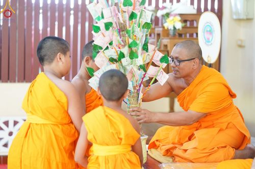 ภาพ No.61202:สามเณรออกบิณฑบาต และกิจกรรมอบรมสามเณร ในโครงการบรรพชาสามเณรฟื้นฟู พระพุทธศาสนาทั่วไทย ณ ศูนย์อบรมที่พักสงฆ์บ้านร่มเย็น จ.นราธิวาส วันที่ 2-15 เมษายน พ.ศ. 2567