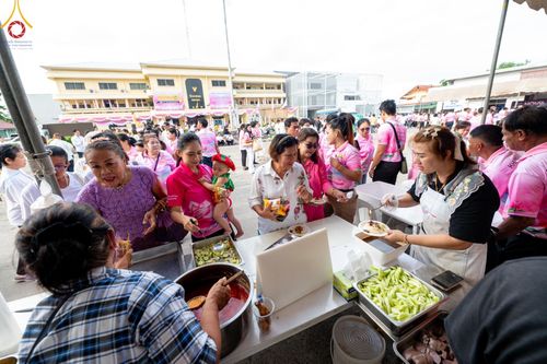ภาพ No.150933:พิธีเจริญพระพุทธมนต์ และทำบุญตักบาตรแด่คณะสงฆ์ จำนวน 121 รูป เนื่องในโอกาสฉลองครบรอบ 120 ปี อำเภอคลองหลวง จังหวัดปทุมธานี เพื่อถวายเป็นพุทธบูชา ช่วยเหลือผู้ประสบความเดือดร้อนจากอุทกภัย และคณะสงฆ์ 323 วัด 4 จังหวัดชายแดนภาคใต้ วันเสาร์ที่ 31 สิงหาคม พ.ศ. 