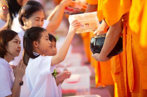 ภาพ No.187867:พิธีตักบาตรฉลองพระใหม่ ต้อนรับพุทธศักราช 2568 ณ ลานธรรมพระมหาธรรมกายเจดีย์ วัดพระธรรมกาย จ.ปทุมธานี วันที่ 1 มกราคม พ.ศ. 2568