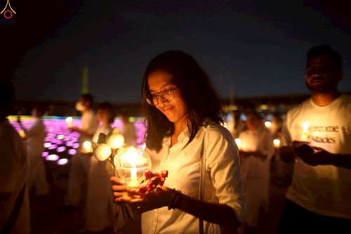 ภาพ No.224094:วันวิสาขบูชา วันอาทิตย์ที่ 11 พฤษภาคม พ.ศ. 2568 พิธีจุดวิสาขประทีป ,  พิธีเวียนประทักษิณรอบพระมหาธรรมกายเจดีย์ , พิธีฉลองชัยสวดมนต์บทธัมมจักกัปปวัตตนสูตร ครบ 7,357,000,000 จบ ณ มหารัตนวิหารคด วัดพระธรรมกาย