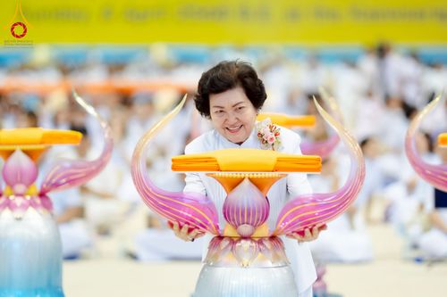 ภาพ No.215521:วันอาทิตย์ต้นเดือนที่ 6 เมษายน พ.ศ. 2568 ขบวนอัญเชิญผ้าป่าสมทบ มหาสังฆทาน 40,000 กว่าวัดทั่วประเทศ ณ สภาธรรมกายสากล วัดพระธรรมกาย