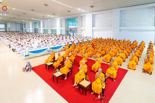 ภาพ No.143526:พิธีตักบาตร ข้าวสารอาหารแห้ง ณ บ้านแก้วเรือนทองคุณยายฯ และ พิธีบูชาข้าวพระ  ณ สภาธรรมกายสากล วัดพระธรรมกาย วันอาทิตย์ที่ 7 กรกฎาคม พ.ศ. 2567