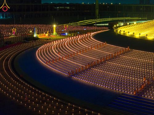 ภาพ No.160714:พิธีจุดประทีป 20,000 ดวง บูชาพระมหาธรรมกายเจดีย์ และบูชาพระมงคลเทพมุนี (สด จนฺทสโร) พระผู้ปราบมาร ณ ลานธรรม พระมหาธรรมกายเจดีย์ วัดพระธรรมกาย จ.ปทุมธานี วันที่ 10 ตุลาคม พ.ศ. 2567