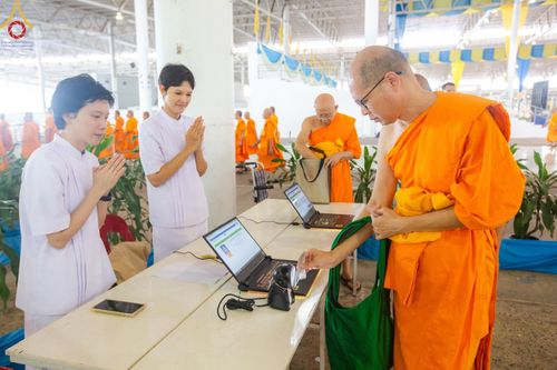 ภาพ No.150036:พิธีตักบาตร , พิธีปฎิบัติธรรม , พิธีถวายภัตตาหารเมนูสวรรค์ ในพรรษาแห่งการเข้าถึงธรรม วันธรรมชัย วันอังคารที่ 27 สิงหาคม พ.ศ.2567 ณ สภาธรรมกายสากล วัดพระธรรมกาย