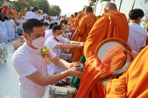 ภาพ No.101951:ตักบาตรพระ 10,000 รูป เติมบุญให้แผ่นดิน เนื่องในโอกาส 192 ปี จังหวัดกาญจนบุรี หนึ่งในโครงการตักบาตรพระ 2,000,000 รูป  77 จังหวัดทุกวัดทั่วไทย วันจันทร์ที่ 11 ธันวาคม พ.ศ. 2566 บริเวณถนนสองแคว (SKY WALK) เมืองกาญจนบุรี