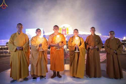 ภาพ No.125147:พิธีเวียนประทักษิณและจุดมาฆประทีป (ชุดที่ 2) ในวันมาฆบูชา เสาร์ที่ 24 กุมภาพันธ์ พ.ศ. 2567 ณ พระมหาธรรมกายเจดีย์ วัดพระธรรมกาย