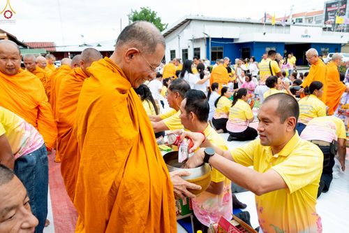 ภาพ No.242018:วันอาทิตย์ที่ 31 สิงหาคม พ.ศ. 2568 พิธีทำบุญแด่คณะสงฆ์ 122 รูป ฉลอง 121 ปี อำเภอคลองหลวง จ.ปทุมธานี เพื่อนำส่งช่วยเหลือคณะสงฆ์ 323 วัด 4 จังหวัดชายแดนภาคใต้ และช่วยเหลือประชาชนจากเหตุปะทะ แนวชายแดนไทย-กัมพูชา ณ บริเวณหน้าที่ว่าการอำเภอคลองหลวง 