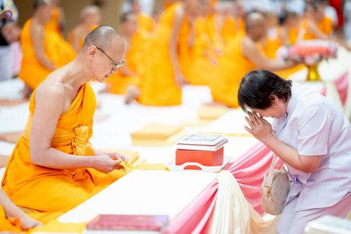 ภาพ No.228451:วันอาทิตย์ที่ 8 มิถุนายน พ.ศ. 2568 พิธีถวายทุนสนับสนุนพระไตรปิฎกฉบับธรรมชัย และอนุรักษ์คัมภีร์โบราณ ณ ห้องแก้วสารพัดนึก 2 วัดพระธรรมกาย