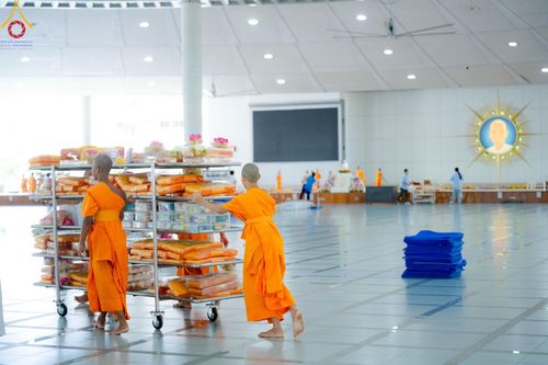 ภาพ No.143313:พิธีถวายภัตตาหารเพื่อเป็นกำลังแห่งการเข้าถึงธรรม ของพระภิกษุสามเณร วัดพระธรรมกาย วันเสาร์ที่ 6 กรกฏาคม พ.ศ. 2567 ณ หอฉันคุณยายอาจารย์ วัดพระธรรมกาย จ.ปทุมธานี