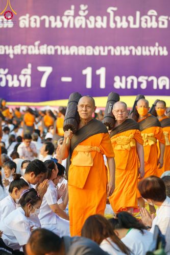 ภาพ No.107993:พิธีต้อนรับพระธรรมยาตรา ในโครงการธรรมยาตรากตัญญูบูชา มหาปูชนียาจารย์ พระมงคลเทพมุนี(สด จนฺทสโร) พระผู้ปราบมาร อนุสรณ์สถาน 7 แห่ง ปีที่ 12 วันที่ 7 มกราคม พ.ศ. 2567 ณ อนุสรณ์สถานคลองบางนางแท่น  อ.สามพราน จ.นครปฐม