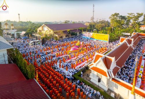 ภาพ No.197770:พิธีตักบาตรพระธรรมยาตรา ณ อนุสรณ์สถานลำดับที่ 4 สถานที่เกิดด้วยกายธรรม วัดโบสถ์(บน) ต.บางคูเวียง จ.นนทบุรี ในโครงการธรรมยาตรา กตัญญูบูชา มหาปูชนียาจารย์ พระมงคลเทพมุนี(สด จนฺทสโร) พระผู้ปราบมาร อนุสรณ์สถาน 7 แห่ง ปีที่ 13 วันที่ 19 มกราคม พ.ศ. 2568